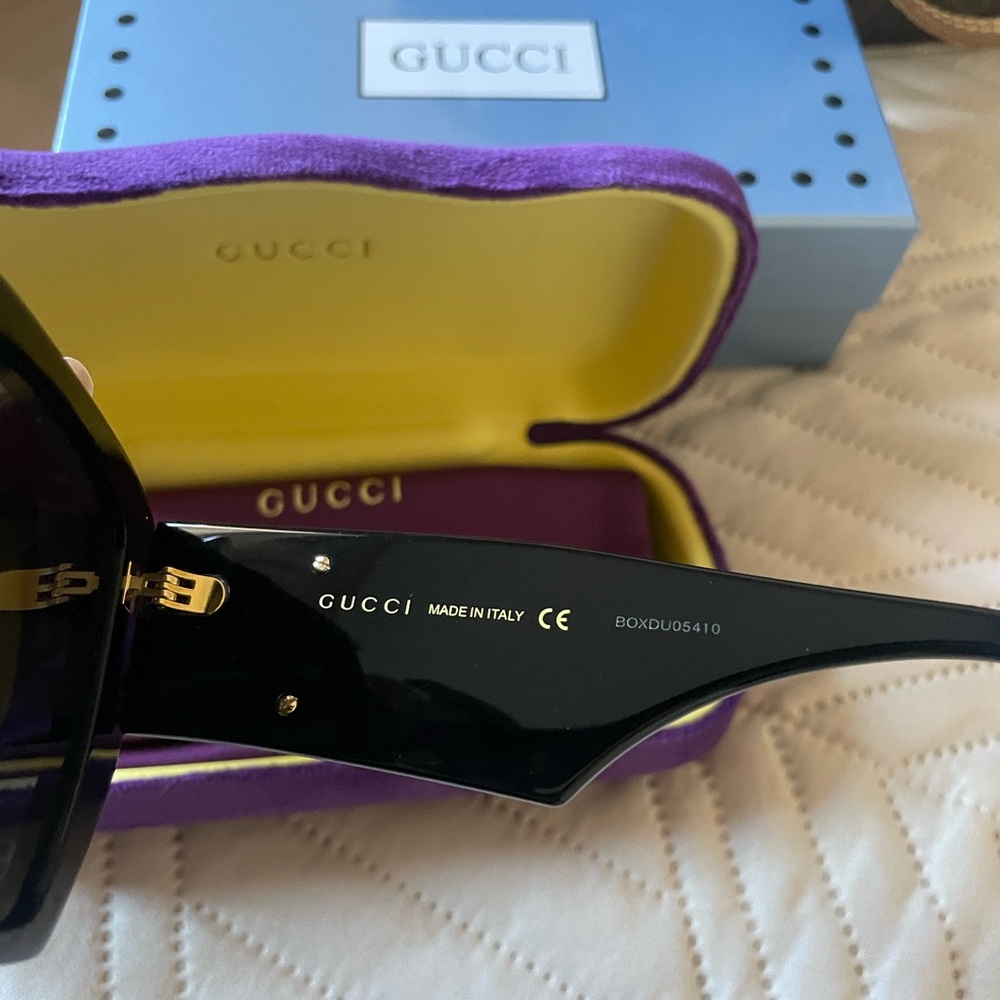 Authentic Gucci Women's Sunglasses in Black with Gold - Picture 4 of 9